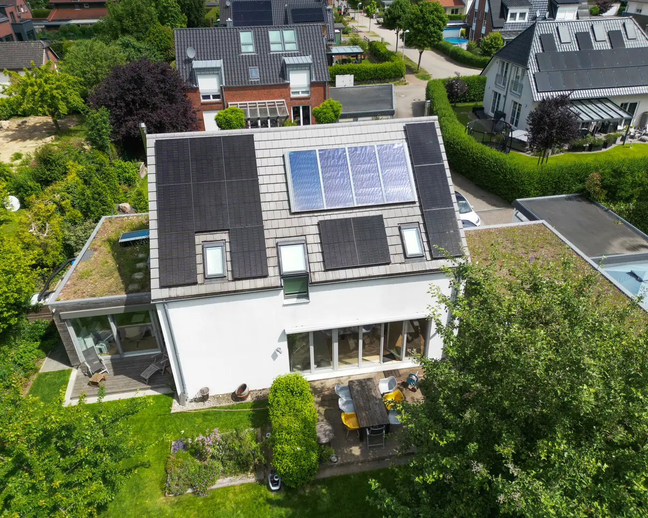 Einfamilienhaus mit Photovoltaikanlage aus der Vogelperspektive