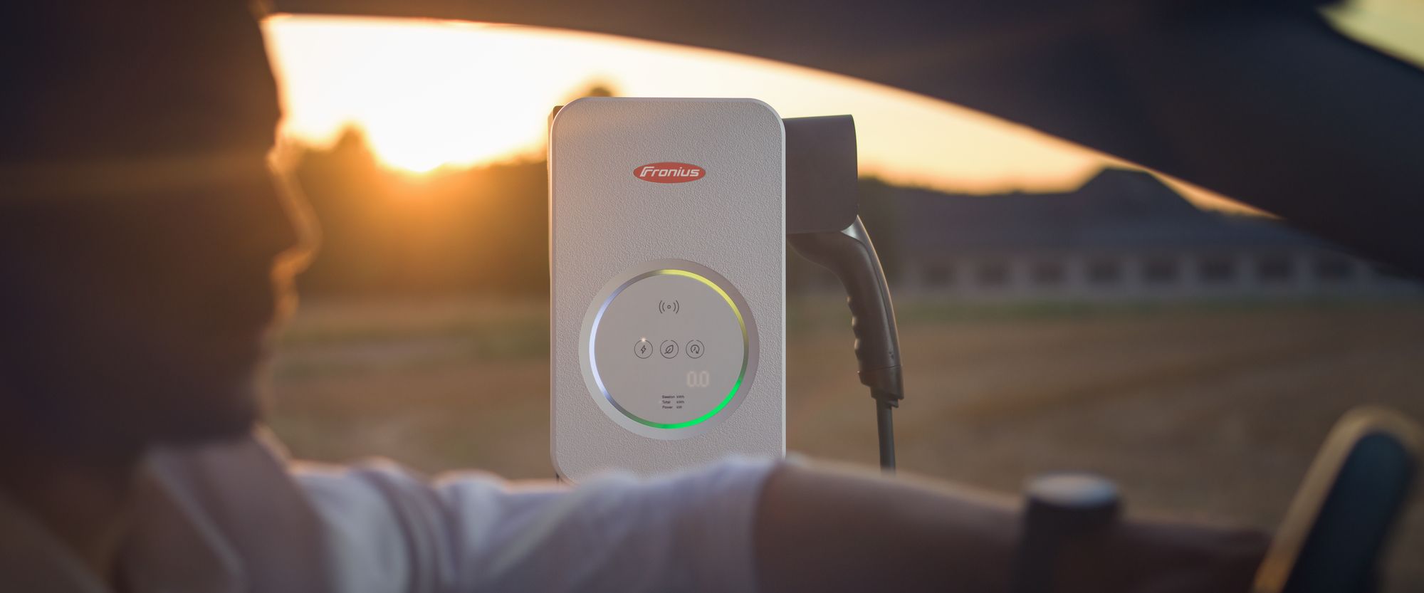 Fronius Wattpilot Wallbox im Sonnenuntergang